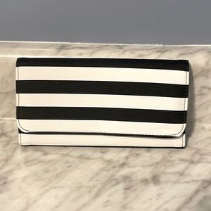 Kut from the Kloth black and white wallet.